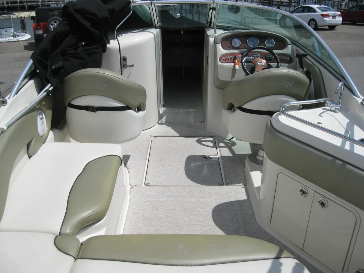 Łódź Rekreacyjna Sea Ray 240 Sundeck - Image 8