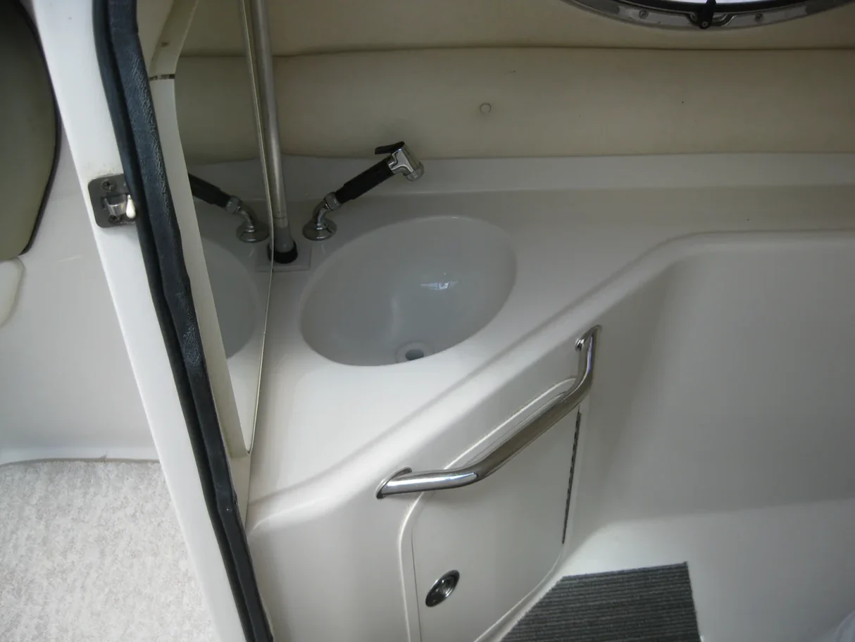 Łódź Rekreacyjna Sea Ray 240 Sundeck - Image 16
