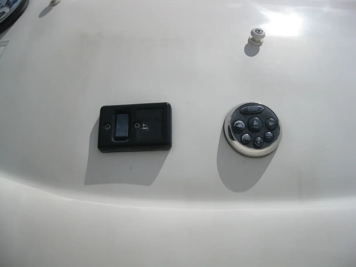 Łódź Rekreacyjna Sea Ray 240 Sundeck - Image 7