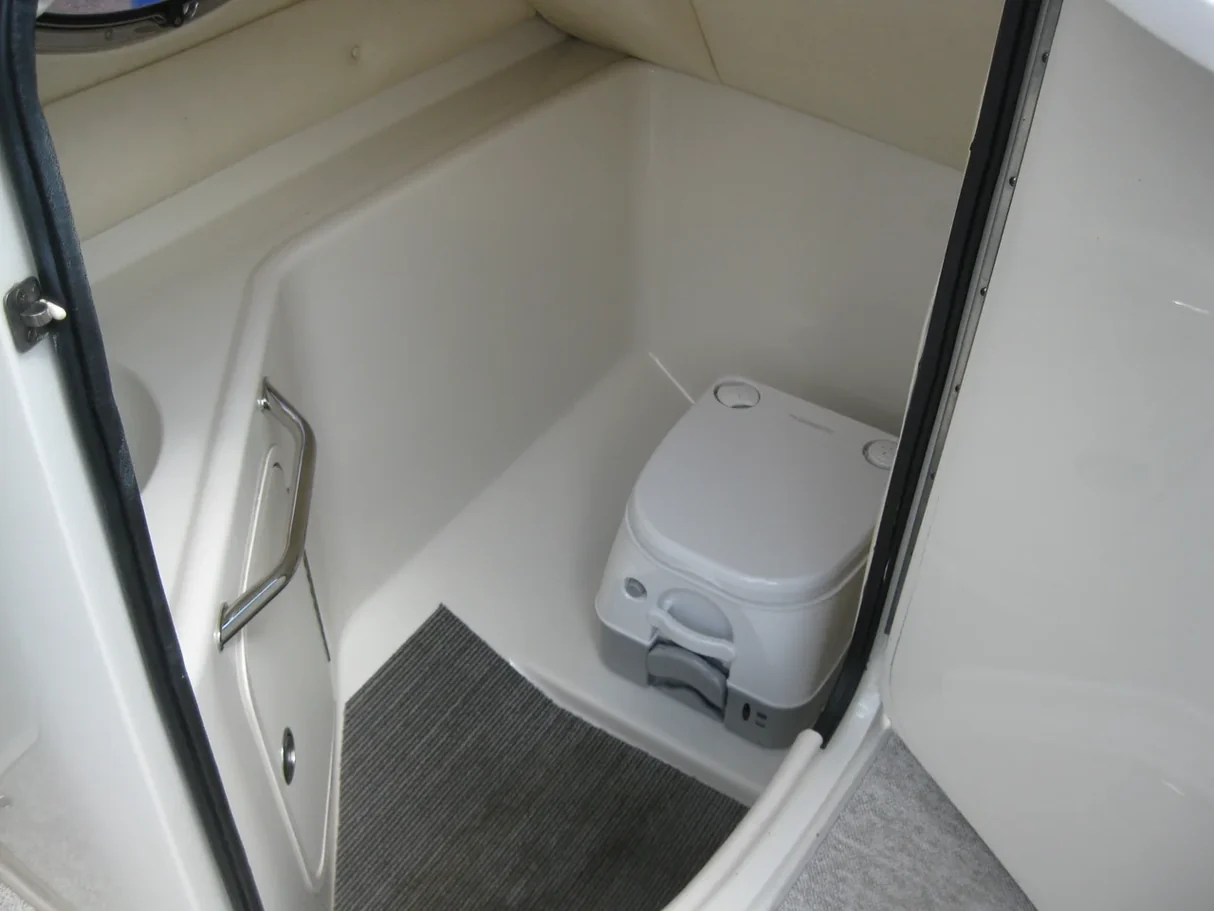 Łódź Rekreacyjna Sea Ray 240 Sundeck - Image 15