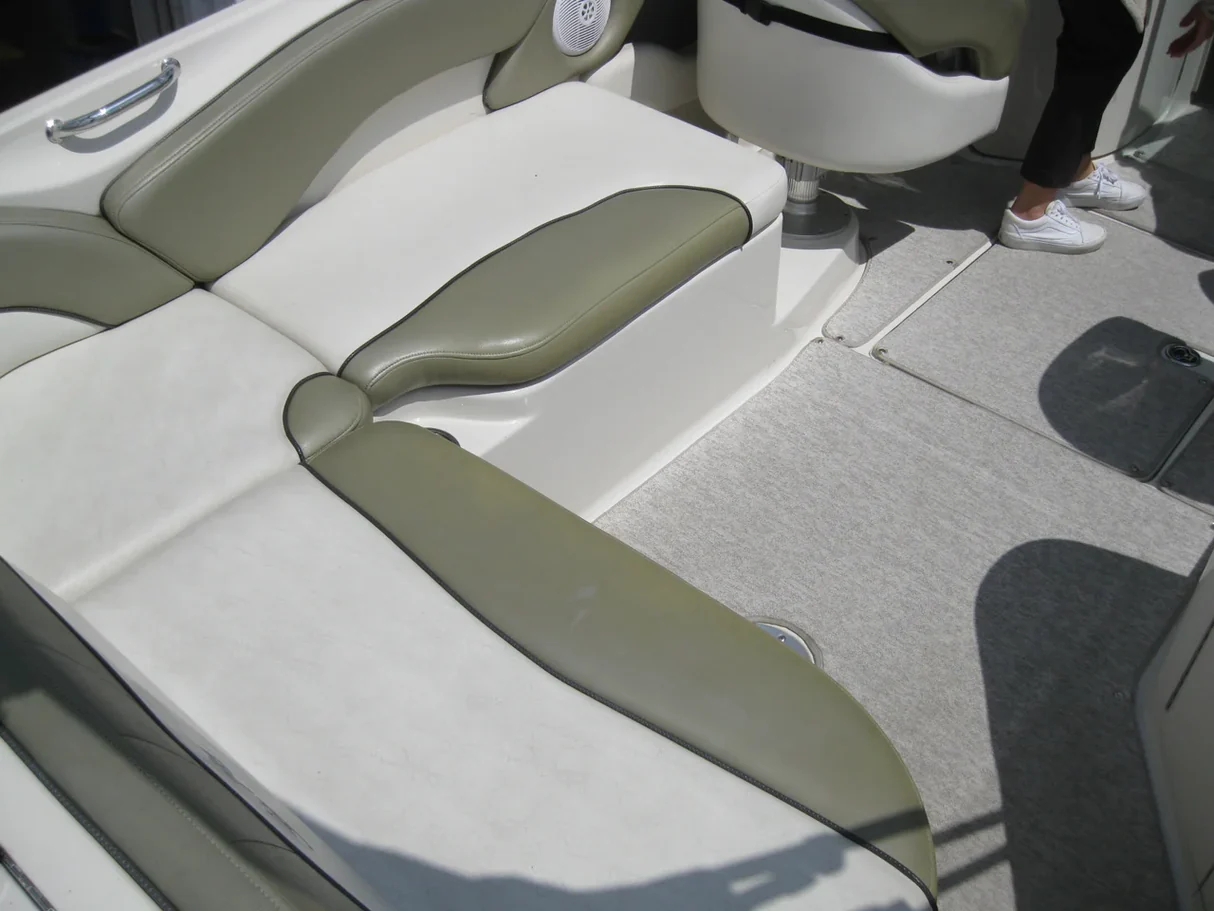 Łódź Rekreacyjna Sea Ray 240 Sundeck - Image 9