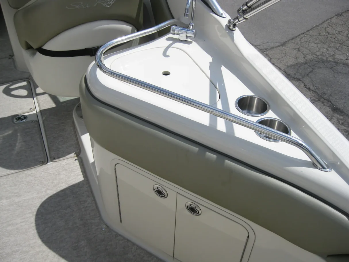 Łódź Rekreacyjna Sea Ray 240 Sundeck - Image 10