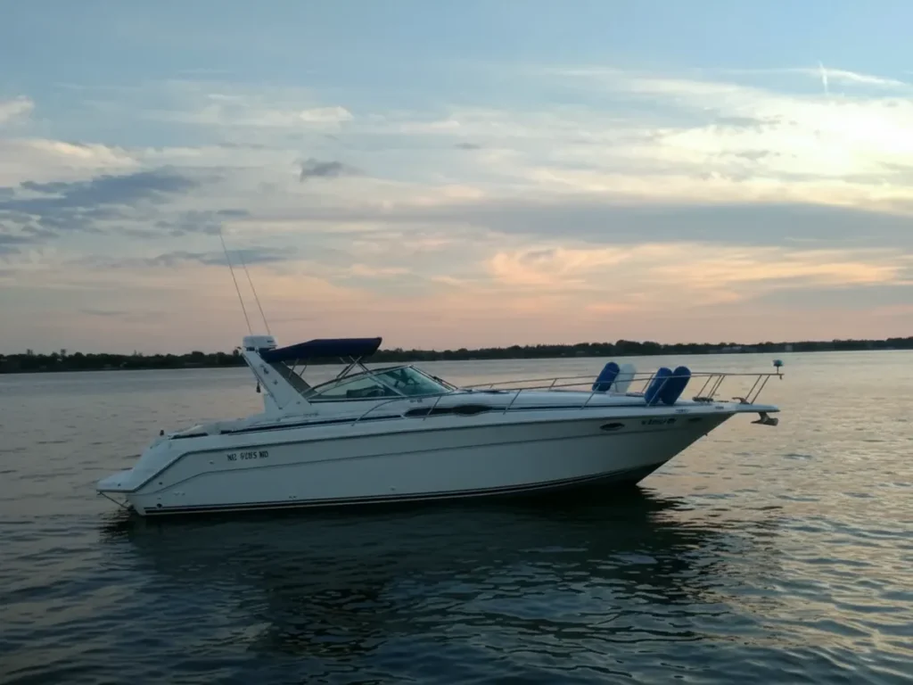 Kup wyjątkowy jacht 1990 Sea Ray 350 Sundancer. Posiada dwa silniki Mercruiser 454 cid, klimatyzację oraz GPS. Eksploatowany wyłącznie na wodach słodkich, jest w doskonałym stanie gotowym do rejsów.
